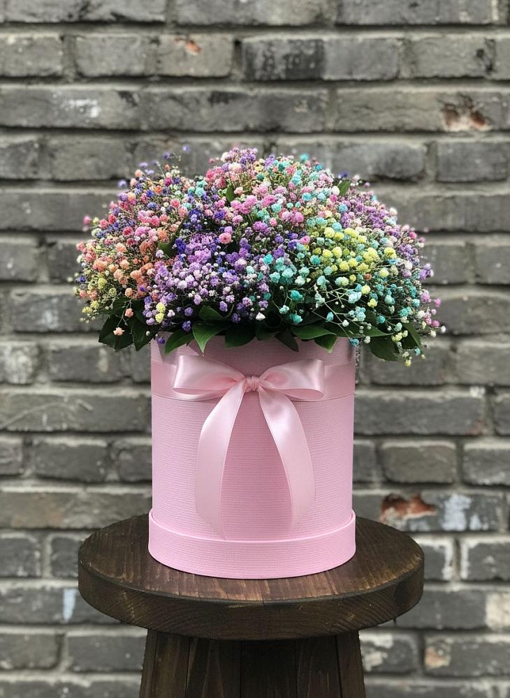 Цветочная композиция из Гипсофила и Розы в шляпной коробке в Новосмолинский