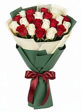 Букет Микс из красных и белых роз в Новосмолинский