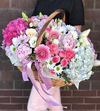 Цветочная композиция из Розы, Хризантемы, Пионы и Лизиантусы в корзине в Новосмолинский