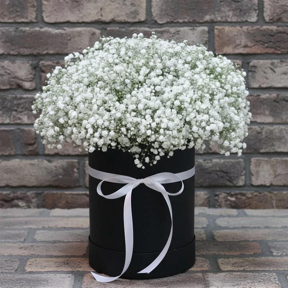 Цветочная композиция из Гипсофила в шляпной коробке в Новосмолинский