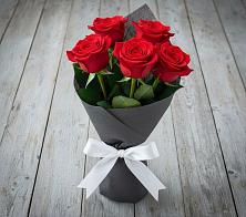 Букет 5 Красных роз Эдлесс Лав в Новосмолинский