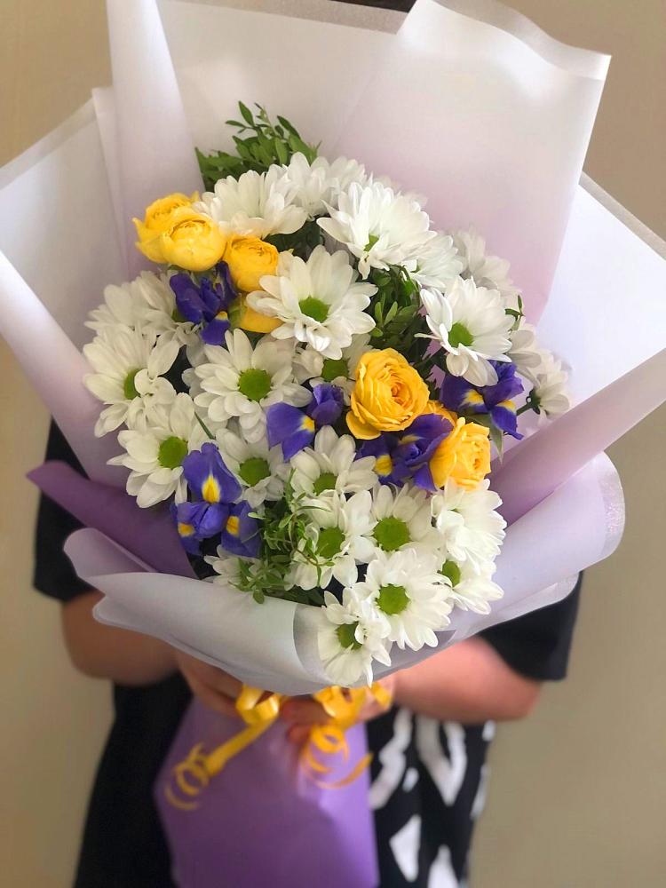 Букет цветов из: Ирисы, Хризантемы и Розы в Новосмолинский