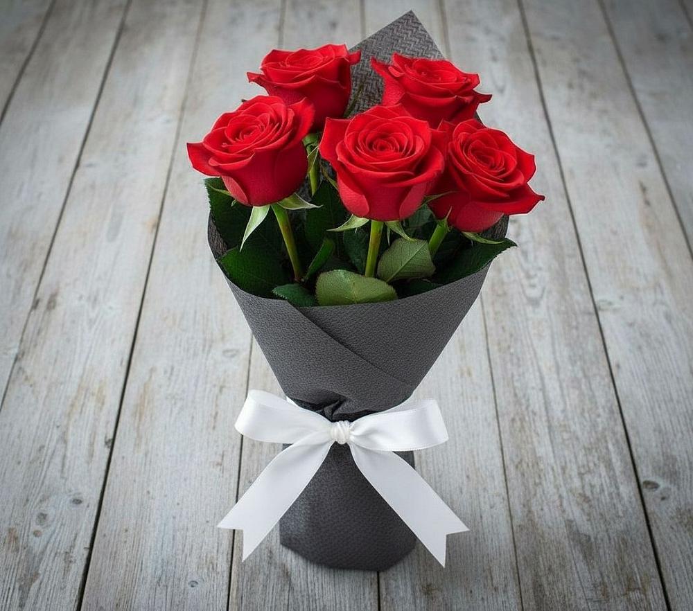 Букет 5 Красных роз Эдлесс Лав в Новосмолинский