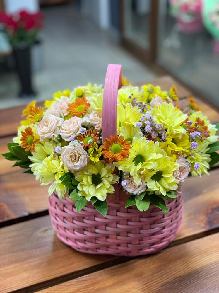 Цветочная композиция из Хризантемы и Розы в корзине в Новосмолинский