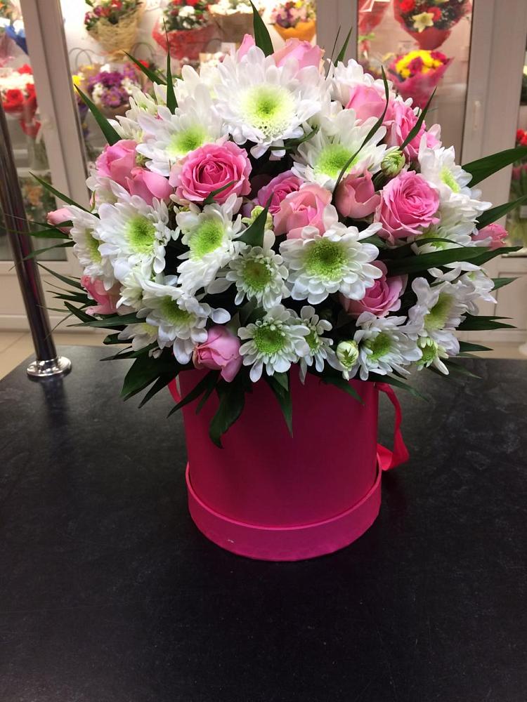 Цветочная композиция из Розы и Хризантемы в шляпной коробке в Новосмолинский