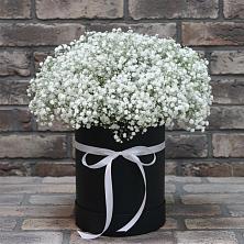 Цветочная композиция из Гипсофила в шляпной коробке в Новосмолинский