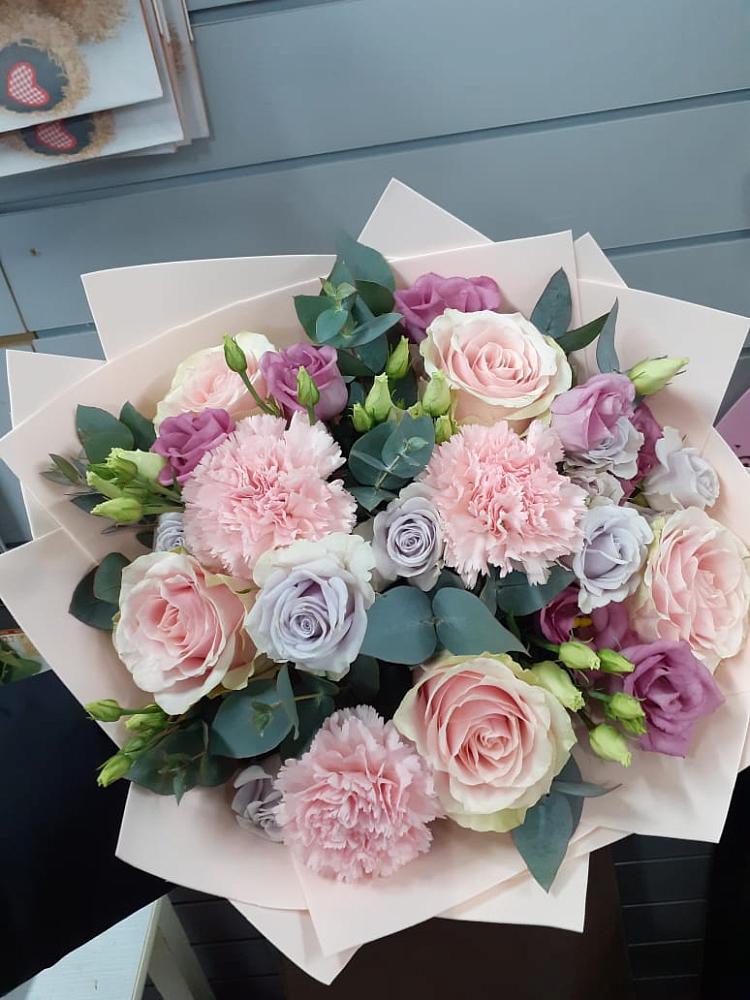 Букет цветов из: Розы, Гвоздики и Лизиантусы в Новосмолинский