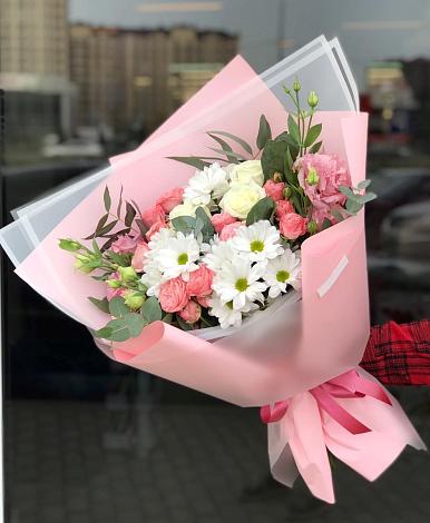 Букет цветов из: Розы, Лизиантусы и Хризантемы в Новосмолинский