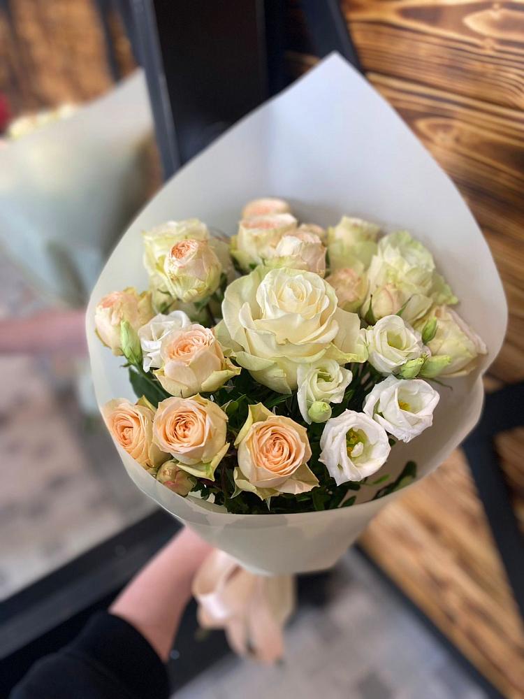 Букет цветов из: Розы и Лизиантусы в Новосмолинский